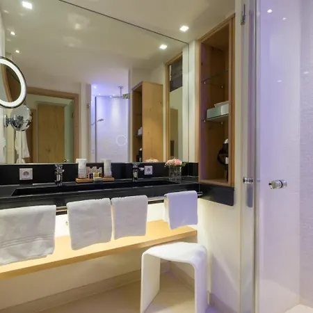 Exquisit فندق 4*