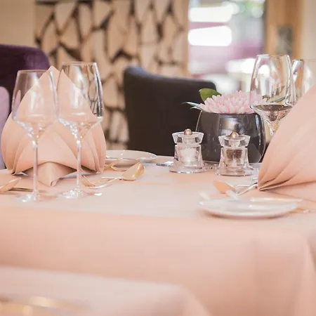 Exquisit فندق 4*